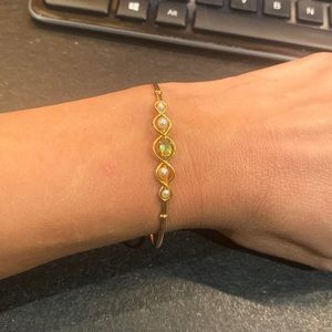 Pretty bracelet 14k with pearl and peridot